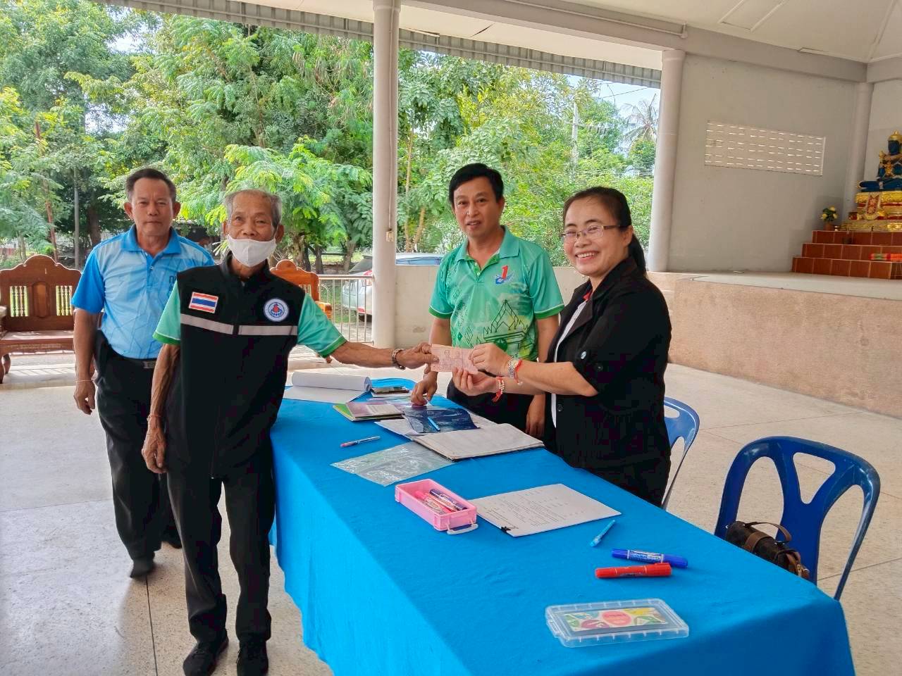 @ สพอ.เมืองร้อยเอ็ด : พช.อำเภอเมืองร้อยเอ็ด ลงพื้นที่ ติดตามและสนับสนุน โครงการแก้ไขปัญหาความยากจน (กข.คจ.) ม.12 ต.เหนือเมือง มุ่งเสริมสร้างเศรษฐกิจฐานราก