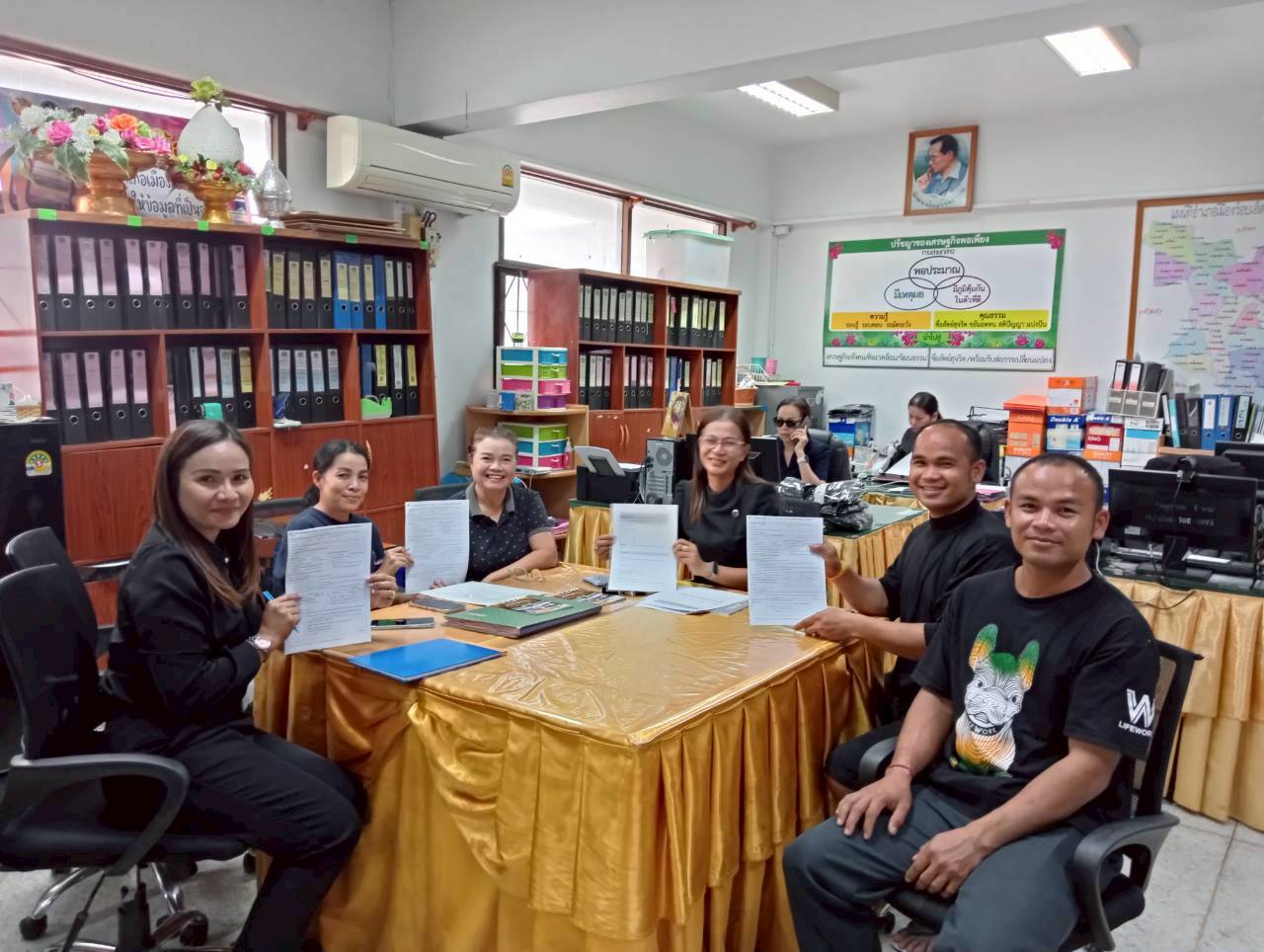 @ สำนักงานพัฒนาชุมชนอำเภอเมืองร้อยเอ็ด รณรงค์เชิญชวนร้านค้าและผู้ประกอบการ OTOP เข้าร่วม “โครงการร้านค้าคนละครึ่ง” ผ่านแอปพลิเคชันถุงเงิน