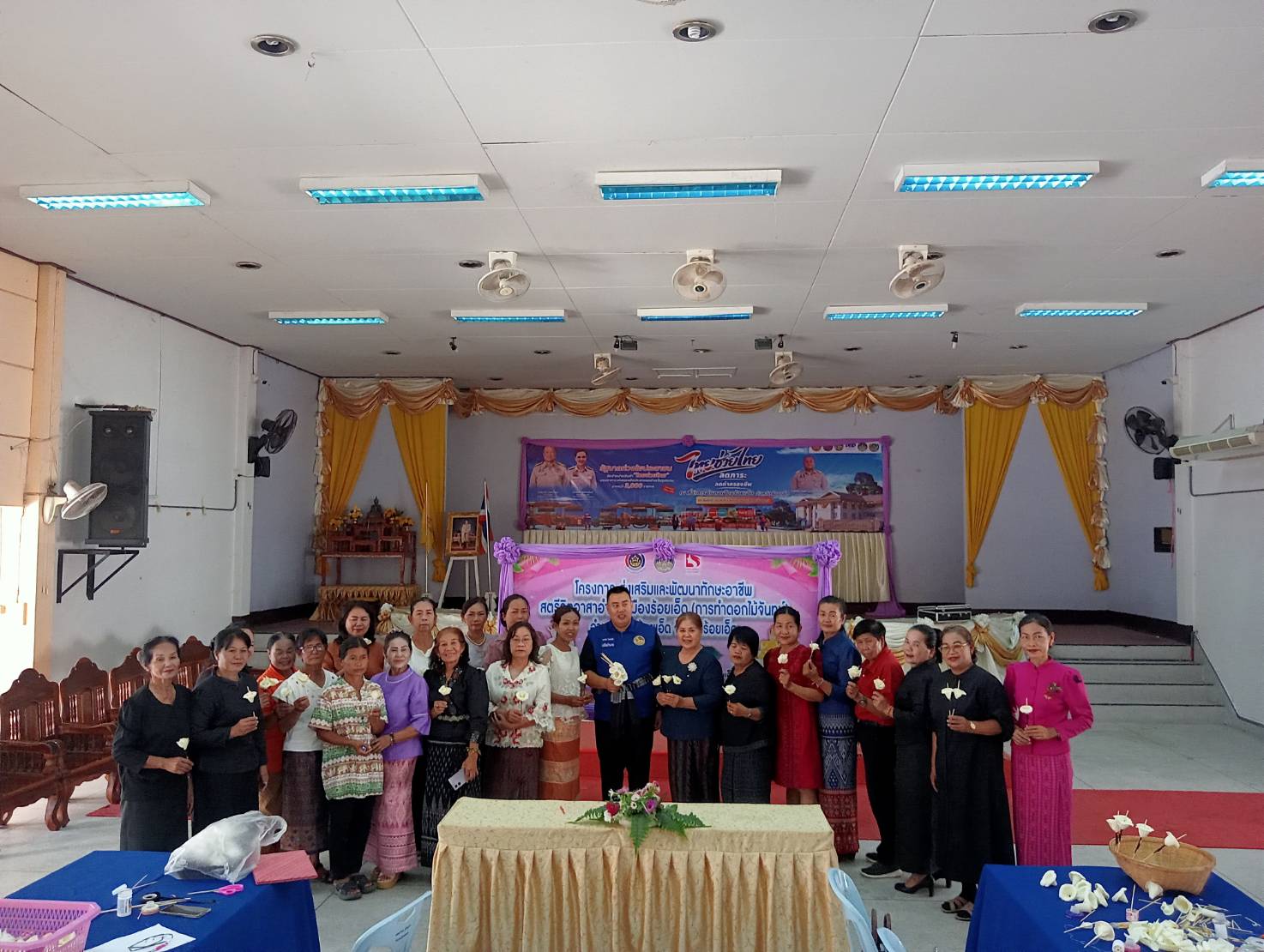 @ พช.เมืองร้อยเอ็ด : ดำเนินโครงการส่งเสริมและพัฒนาทักษะอาชีพสตรีจิตอาสาอำเภอเมืองร้อยเอ็ด (การทำดอกไม้จันทน์)  
