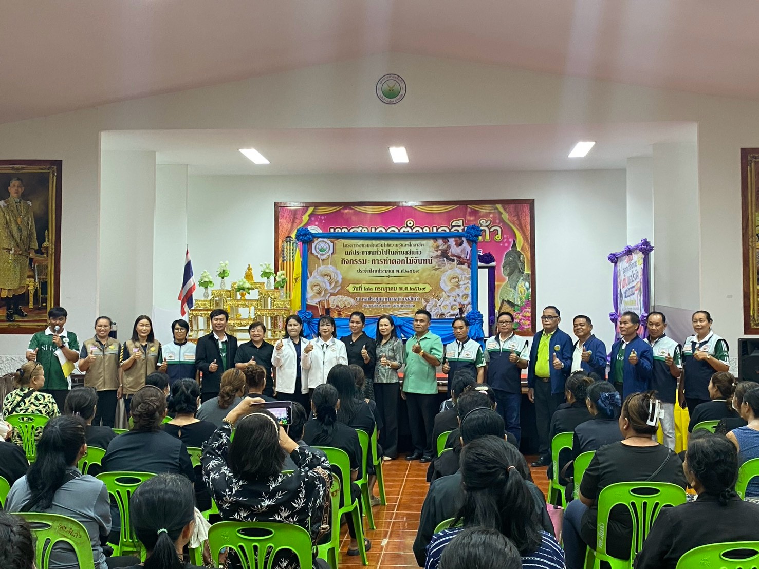 @ พช.เมืองร้อยเอ็ด  : ร่วมดำเนินการโครงการส่งเสริมพัฒนาทักษะอาชีพสตรี จิตอาสาตำบลสีแก้ว (การทำดอกไม้จันทน์) 