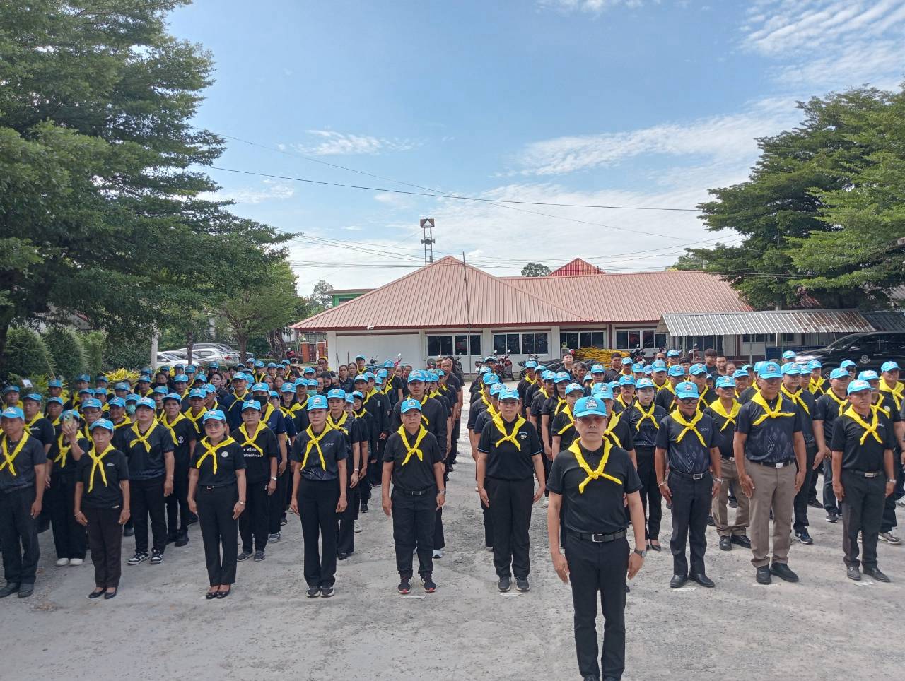 @ พช.เมืองร้อยเอ็ด : ร่วมกิจกรรมจิตอาสาพัฒนา ทำความสะอาดและปรับปรุงภูมิทัศน์ เนื่องในวันนวมินทรมหาราช