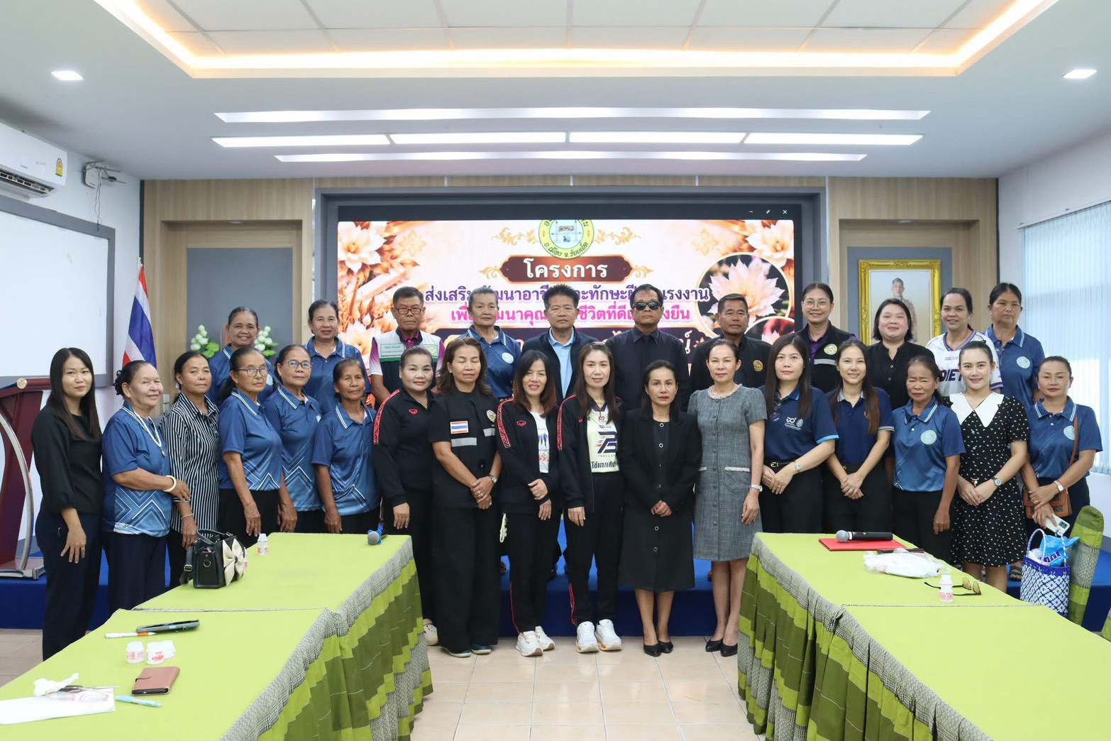 @ พช.เมืองร้อยเอ็ด  : ร่วมดำเนินการโครงการส่งเสริมพัฒนาทักษะอาชีพสตรี จิตอาสาตำบลขอนแก่น(การทำดอกไม้จันทน์) 